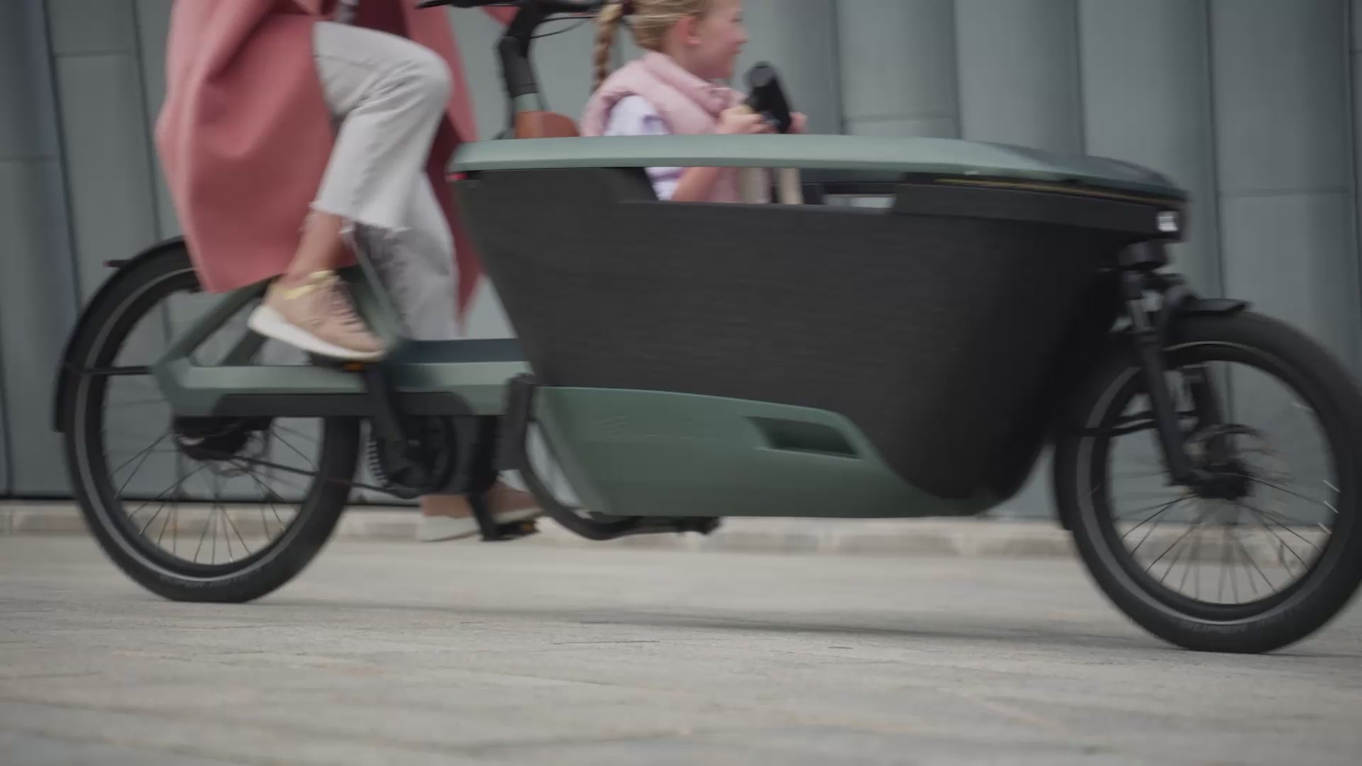 Load video: TMD Chain Lock a perfect solution to lock your Cargo Bike. Quick, keyless and secure.